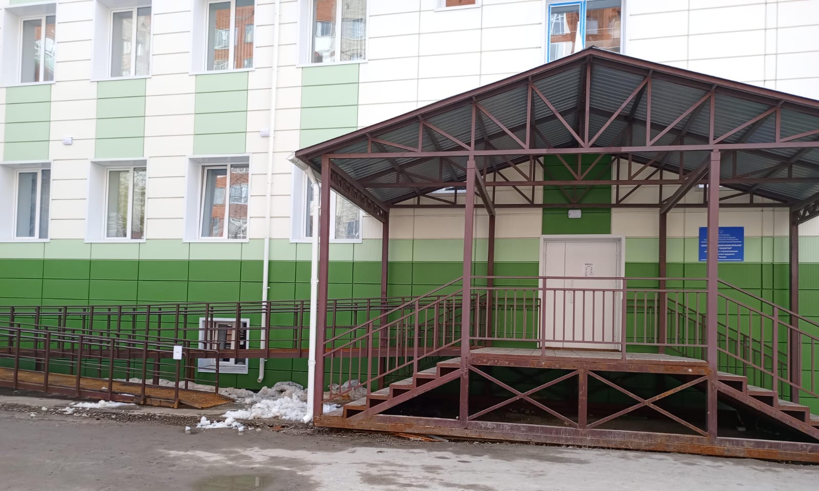 Фотография школы.