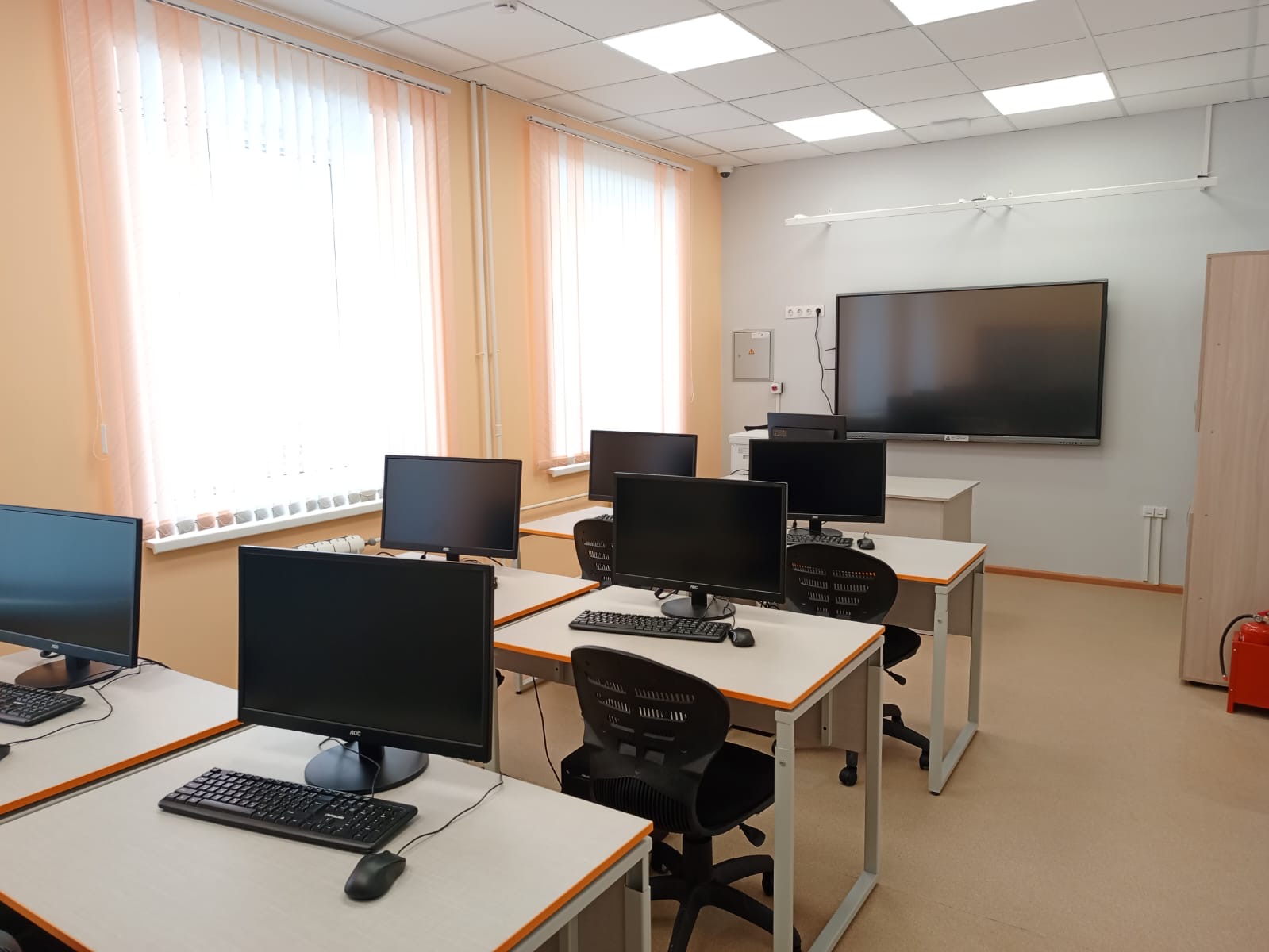 Компьютерный класс и кабинет робототехники.