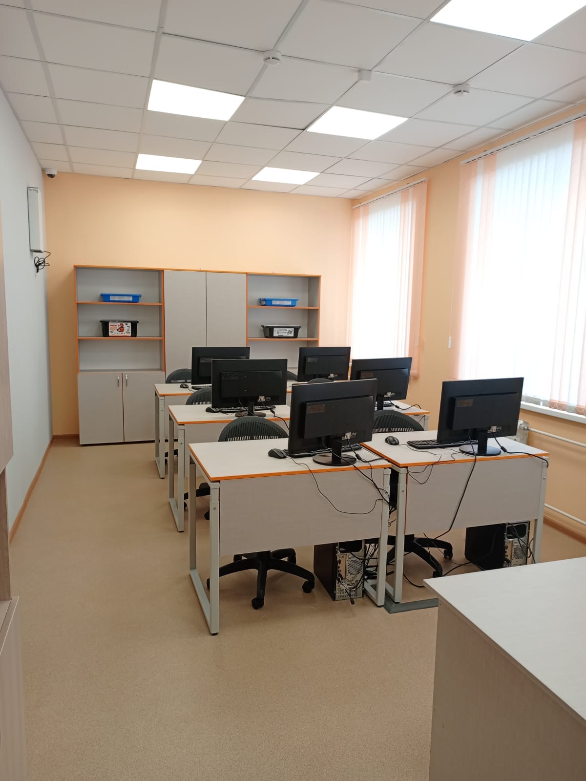 Компьютерный класс и кабинет робототехники.