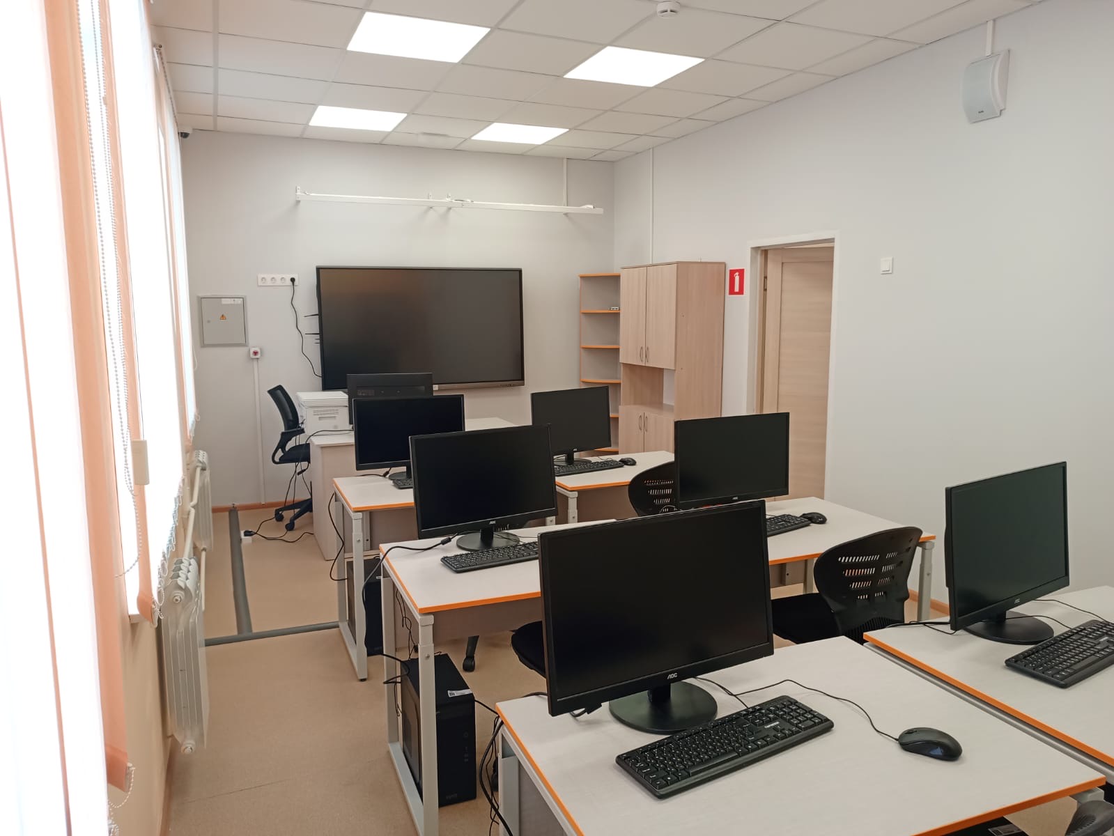Компьютерный класс и кабинет робототехники.