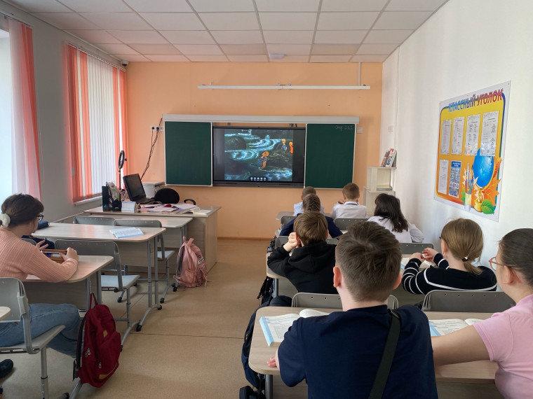 Кино, поэзия и Великая Победа: встреча в киноклубе 🎬📚.